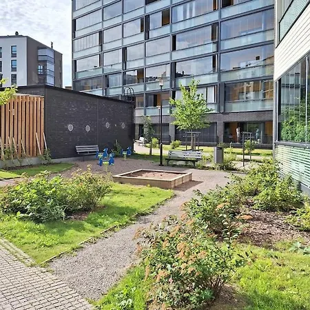 Next To Train Station, 7 Mins By Train To Airport Apartment *