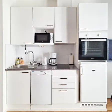 Next To Train Station, 7 Mins By Train To Airport