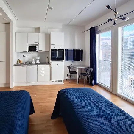 Next To Train Station, 7 Mins By Train To Airport Apartment