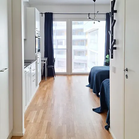 Next To Train Station, 7 Mins By Train To Airport