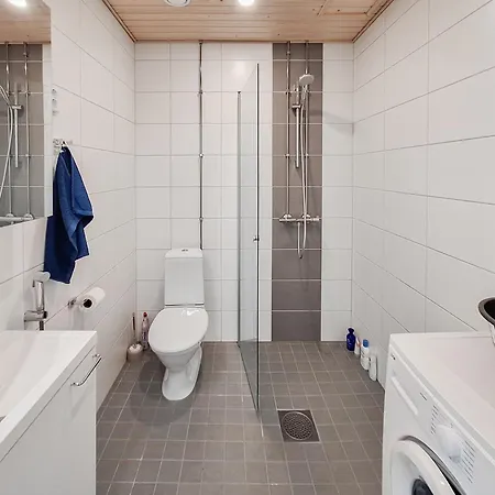 Next To Train Station, 7 Mins By Train To Airport Apartment *