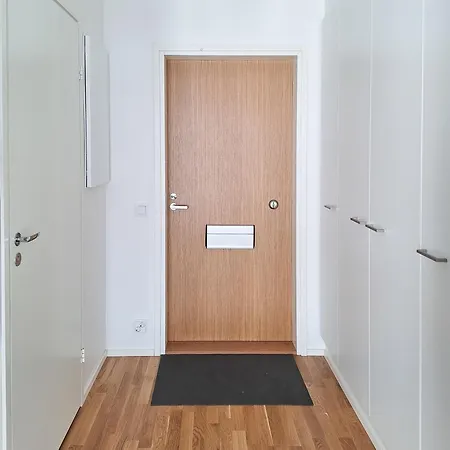 Next To Train Station, 7 Mins By Train To Airport