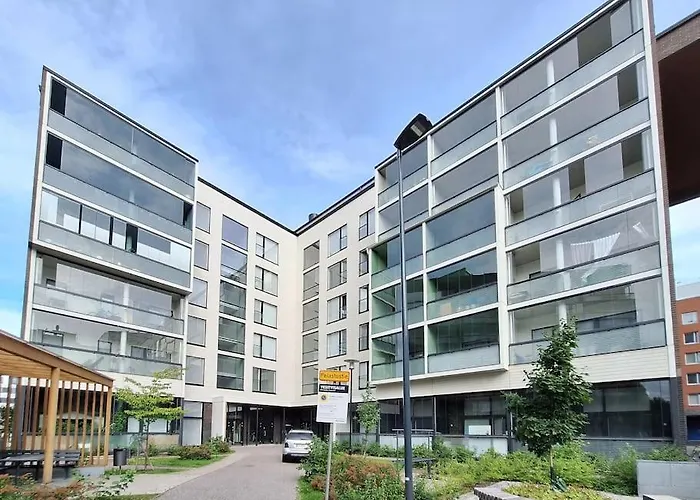 Апартаменты Next To Train Station, 7 Mins By Train To Airport