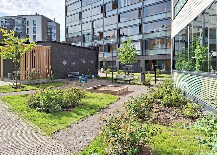 Next To Train Station, 7 Mins By Train To Airport Апартаменты *