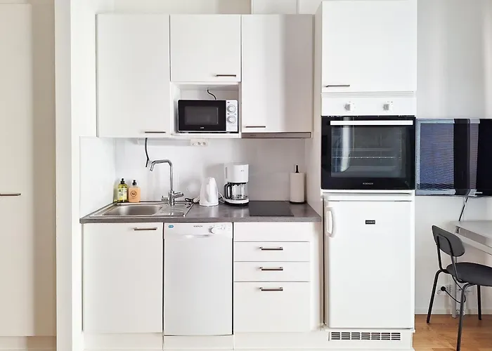 Next To Train Station, 7 Mins By Train To Airport