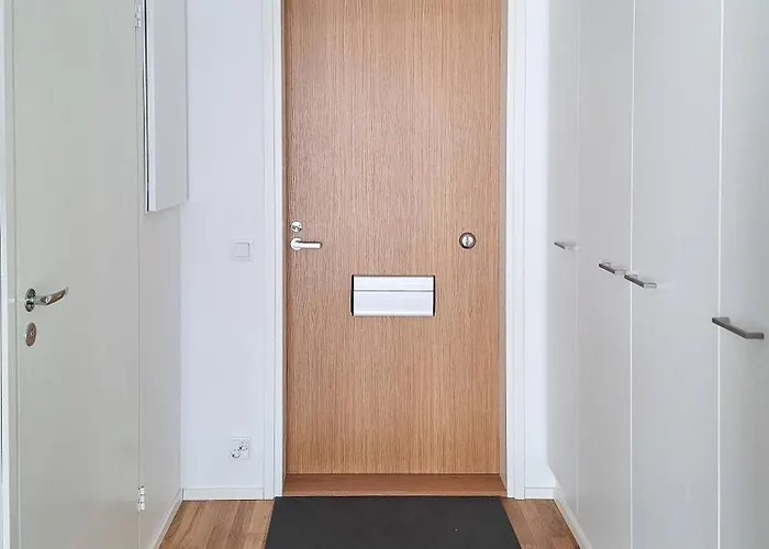 Next To Train Station, 7 Mins By Train To Airport